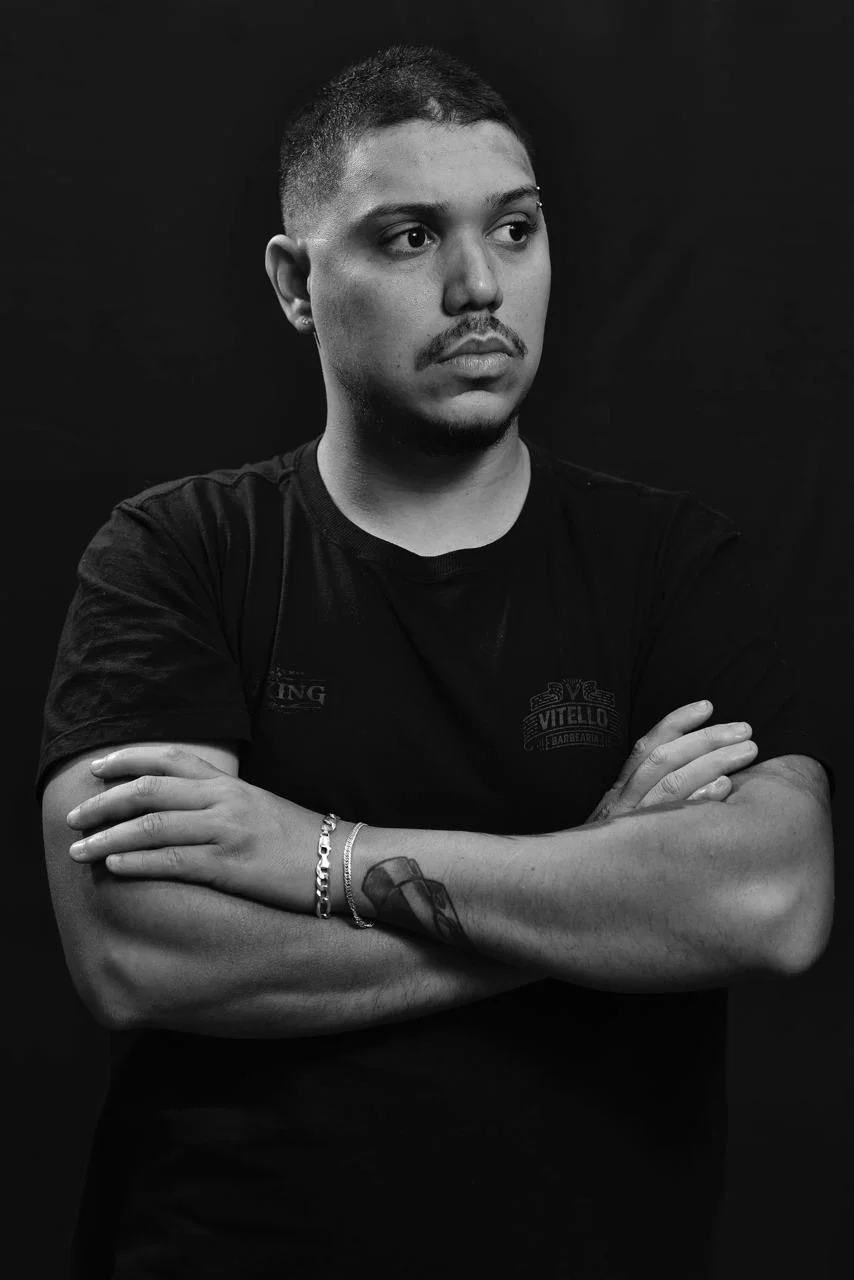 Fundador da Roger’s Barber, de braços cruzados.